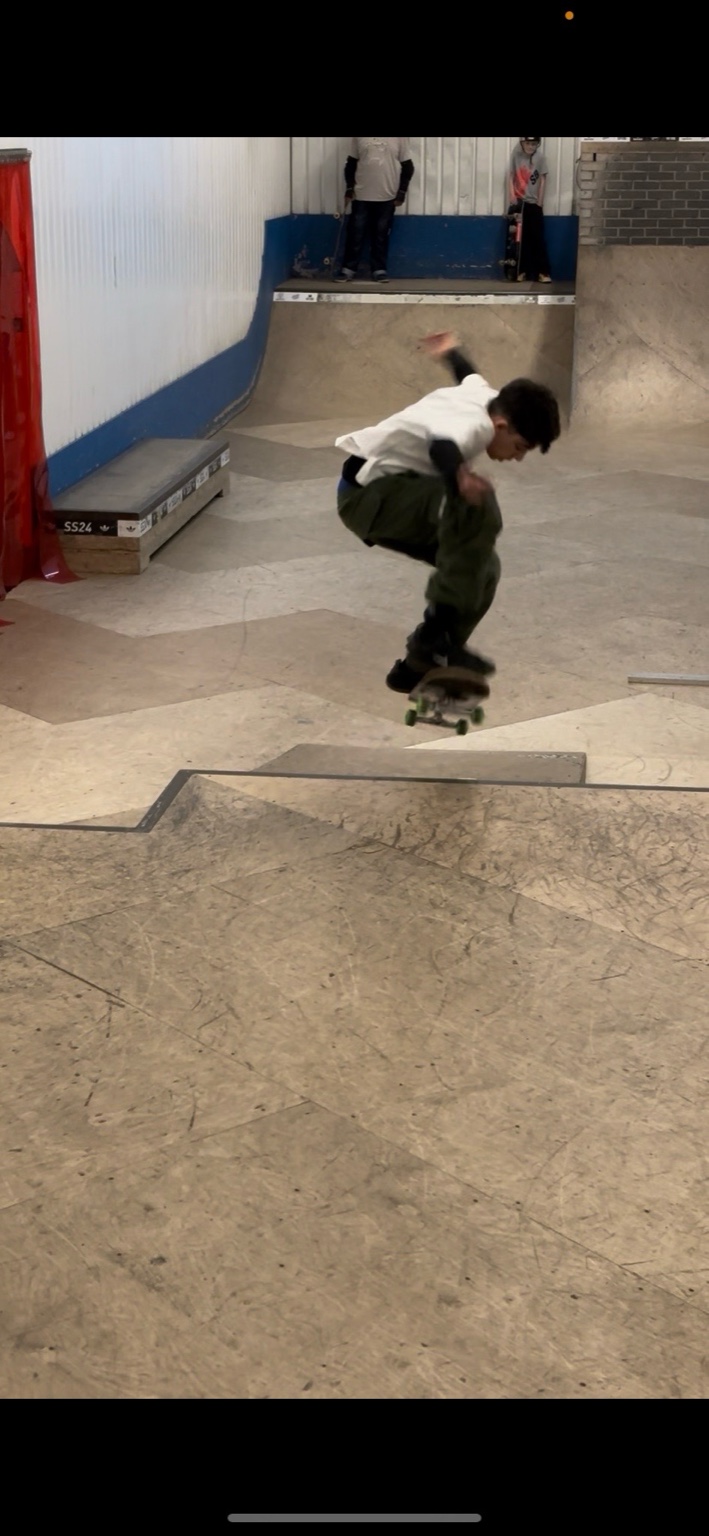Azi skating indoors